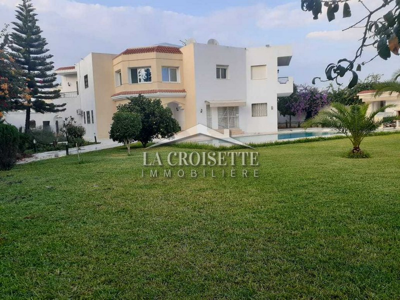 Villa s+7 avec piscine à la Soukra 